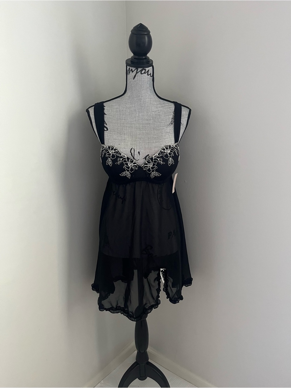 BNWT Inner Secrets black lace babydoll top with white floral embroidery